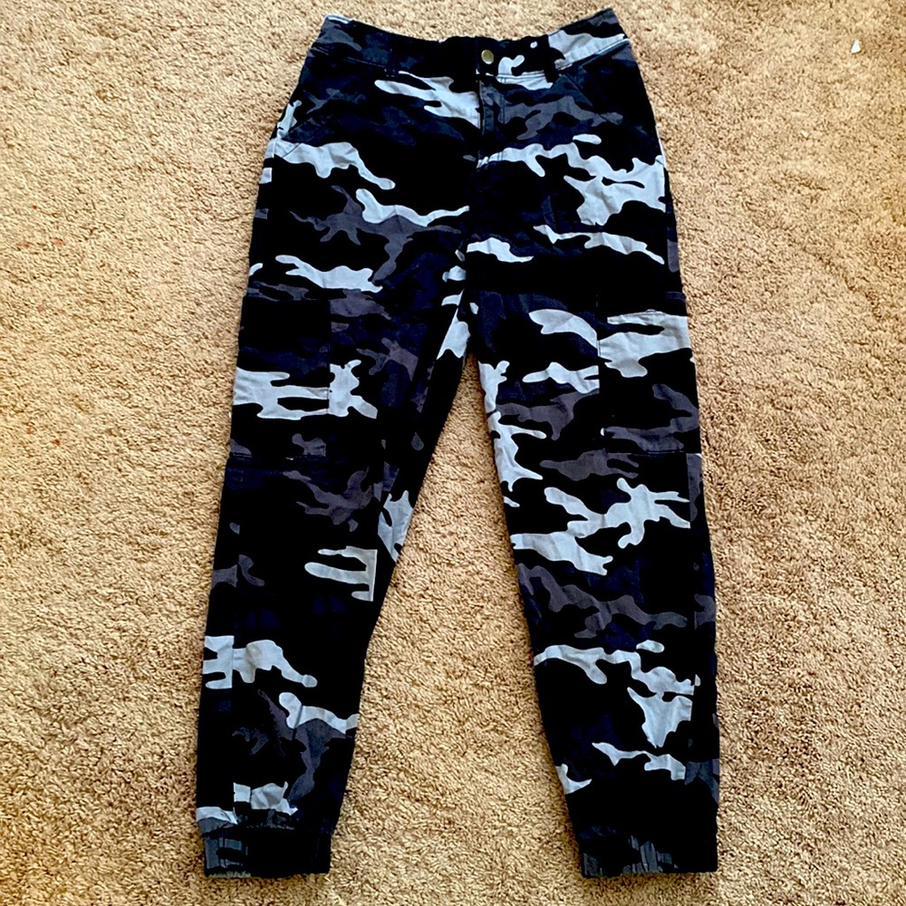 Size 5 Arizona Jean Co Black and Grey Camo Pants